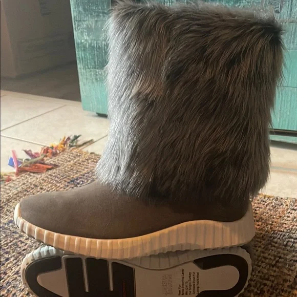 Women's Gray Fur Boots - Picture 3 of 3